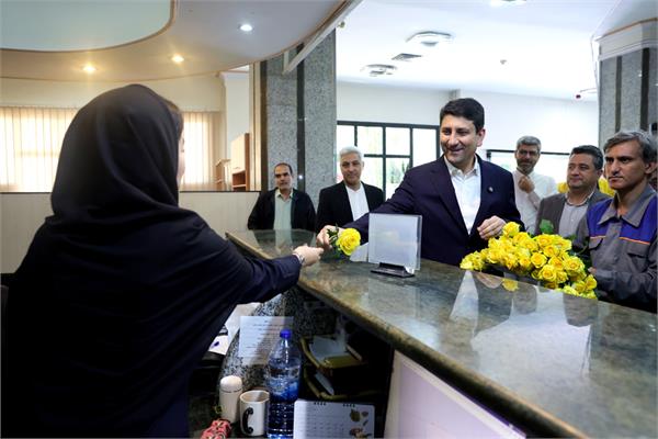 بازدید وزیر ارتباطات از اداره پست شهید مفتح به مناسبت روز جهانی پست