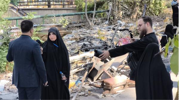 بازدید میهمانان خارجی حاضر در مراسم وداع با قائد شهید از ساختمان تخریب شده پژوهشگاه فضایی ایران