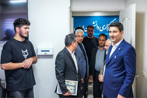 بازدید وزیر ارتباطات از خبرگزاری ایسنا به مناسبت روز خبرنگار